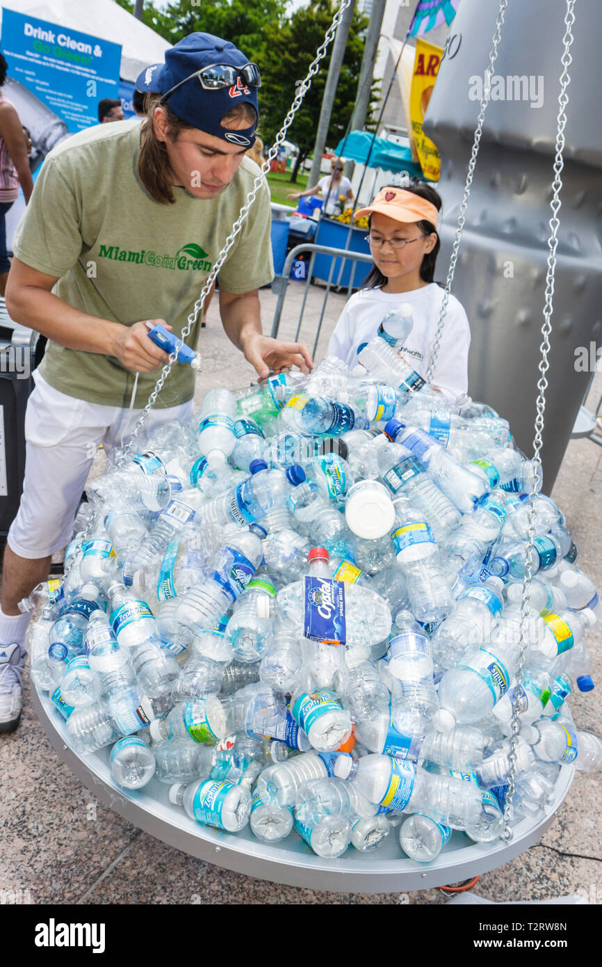 Miami Florida,Bayfront Park,Miami Dade,Miami Goin' Green,ecologico,espositore verde,Earth Day Community fair,uomo asiatico maschio,ragazza ragazze,giovane Foto Stock