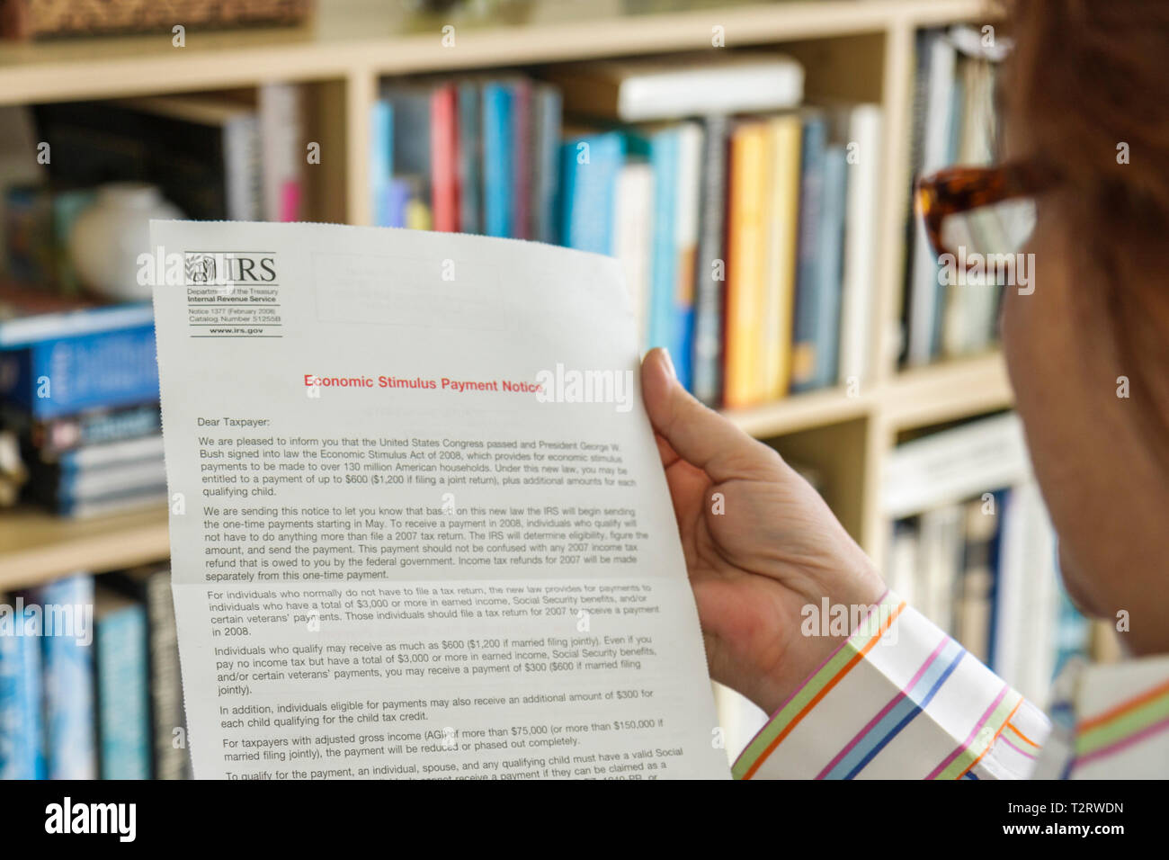 Miami Beach Florida,donna donna donne,contribuente,lettura,avviso,documento,IRS,stimolo economico,governo,beneficio fiscale,carità,Congresso,FL090426104 Foto Stock