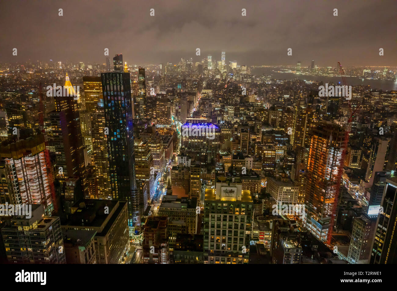 Vista serale di Lower Manhattan come si vede dall'Empire State Building, New York City Foto Stock