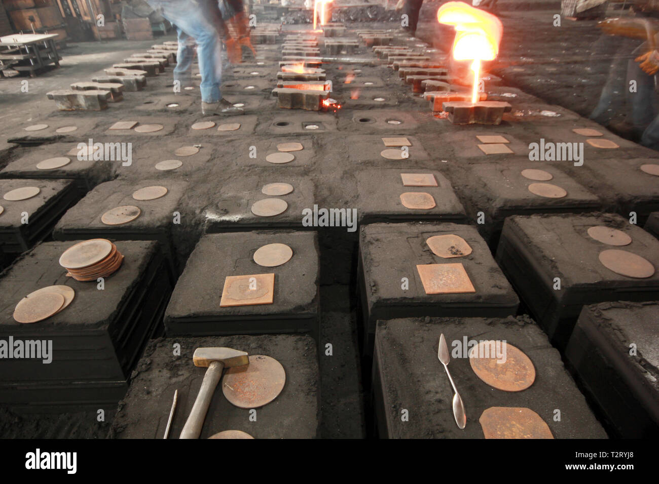 I lavoratori di una fonderia a forno di fusione Foto Stock