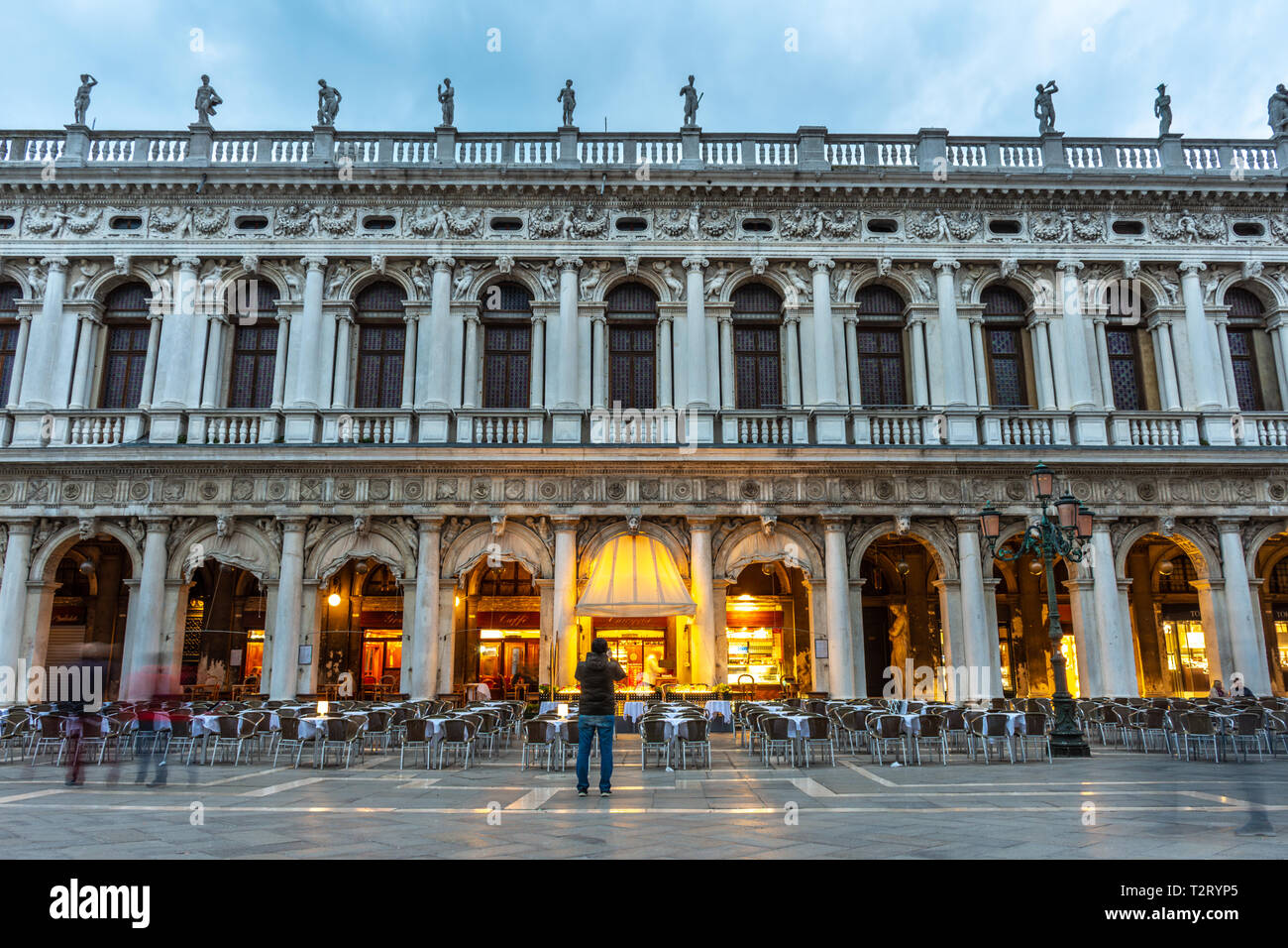 Caffe Florian, coffee house, situato in piazza San Marco, Venezia, è stato istituito nel 1720, ed è la più antica casa di caffè in funzionamento continuo Foto Stock