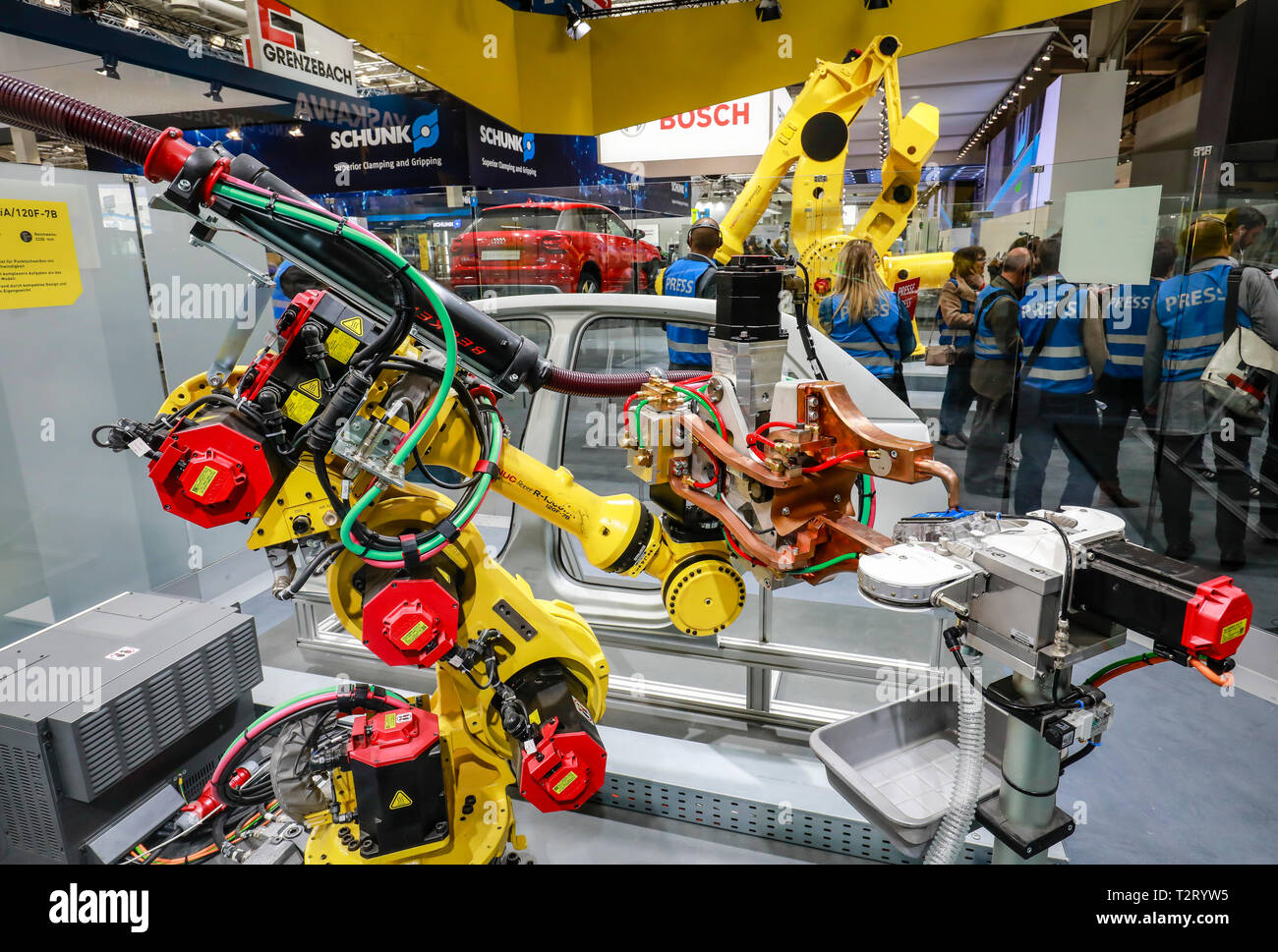 Hannover, Bassa Sassonia, Germania - Fiera di Hannover, robot industriali a Fanuc saldatura dello stand e per il trasporto di automobili, qui a premere evidenziare tour th Foto Stock