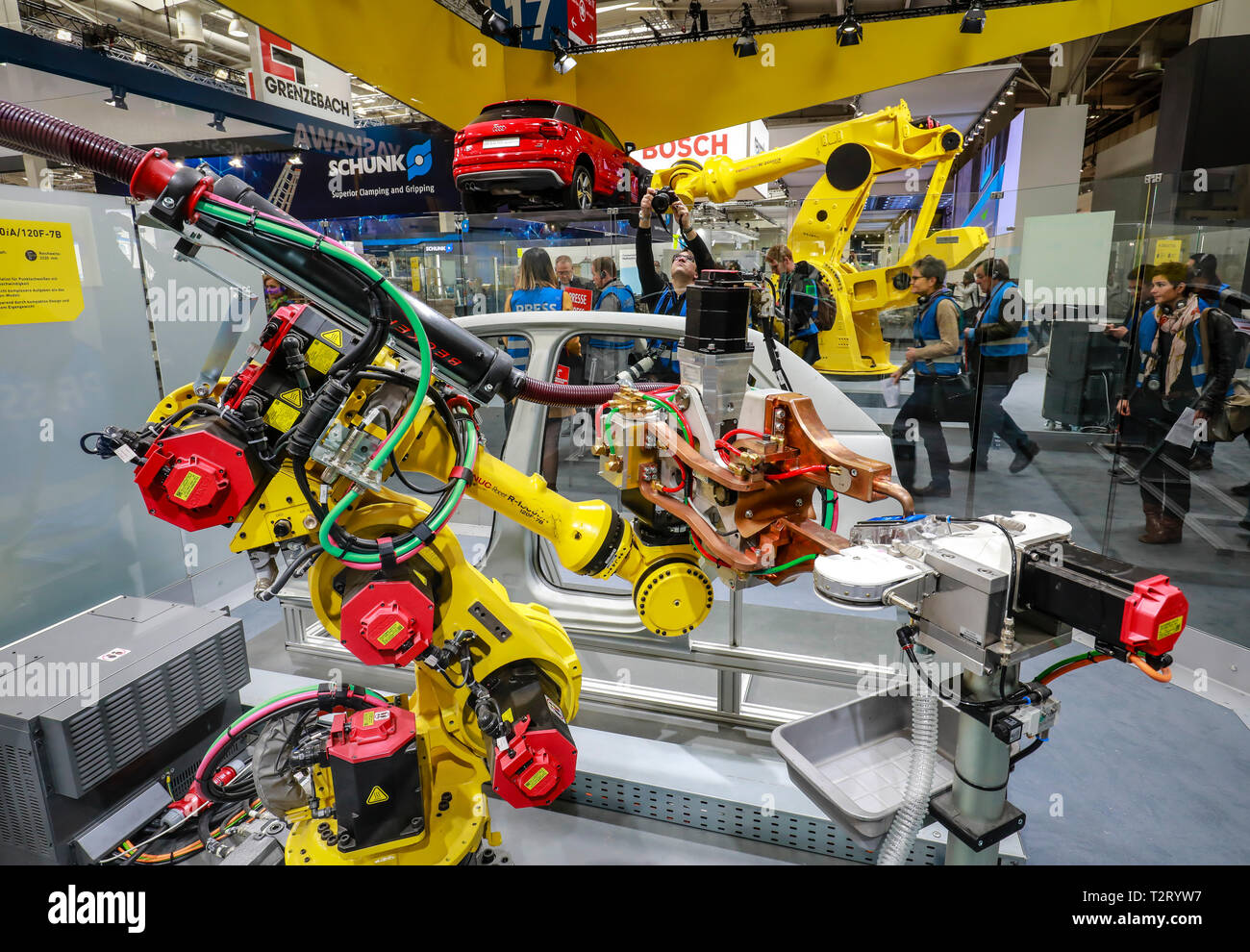 Hannover, Bassa Sassonia, Germania - Fiera di Hannover, robot industriali a Fanuc saldatura dello stand e per il trasporto di automobili, qui a premere evidenziare tour th Foto Stock