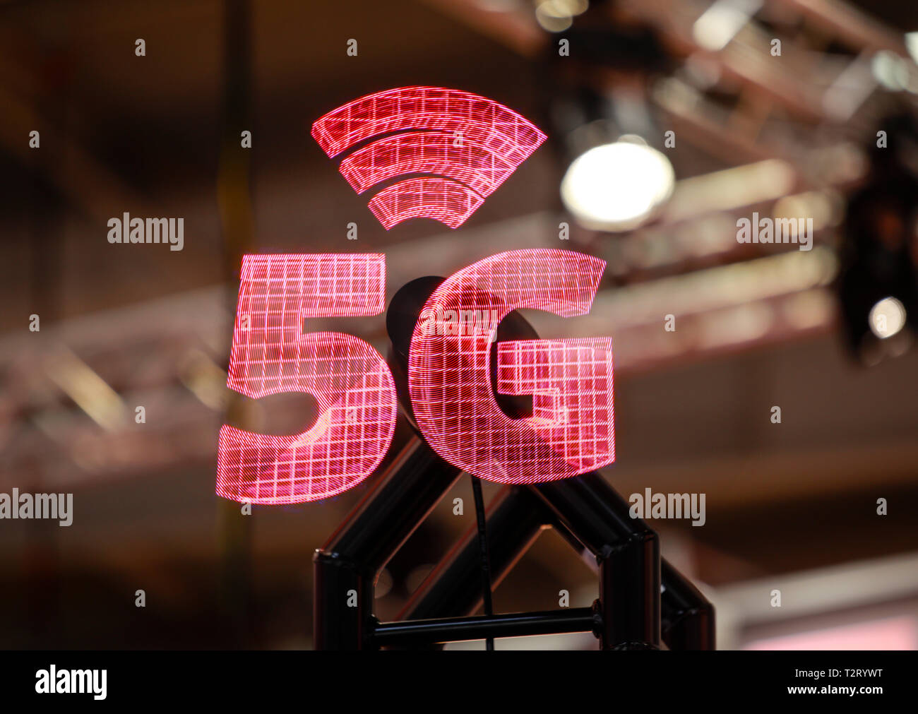 Hannover, Bassa Sassonia, Germania - 5G proiezione alla Fiera di Hannover. Hannover, Niedersachsen, Deutschland - 5G Projektion auf der Hannover Messe. Foto Stock