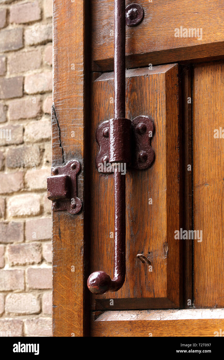 Vintage vecchia porta in legno con serratura della porta. Forgiato