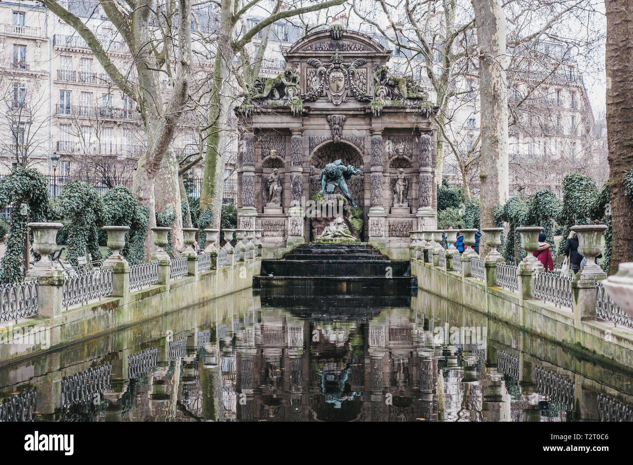 Parigi, Francia - 27 Gennaio 2018: Visualizzazione dei Medici fontana nel giardino del Lussemburgo, Parigi, Francia. La fontana monumentale è un popolare sightseei Foto Stock