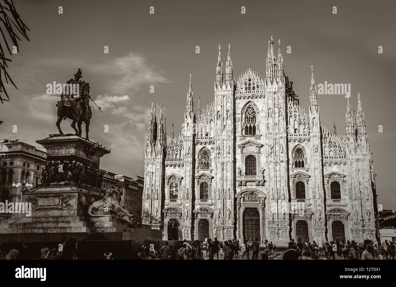 La piazza centrale di Milano e Piazza del Duomo. nessun colore. seppia. Foto Stock