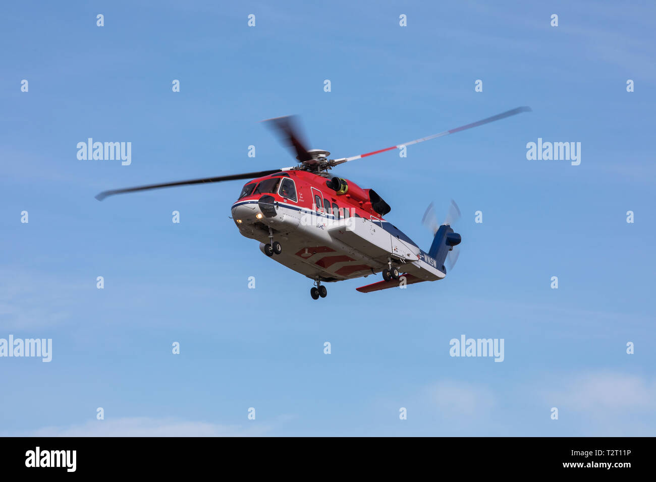 Un CHC Sikorsky S-92 elicottero usato per il trasporto di olio dei lavoratori da e verso le piattaforme petrolifere nel Mare del Nord, raffigurato all'Aeroporto di Aberdeen, Scozia, Regno Unito. Foto Stock