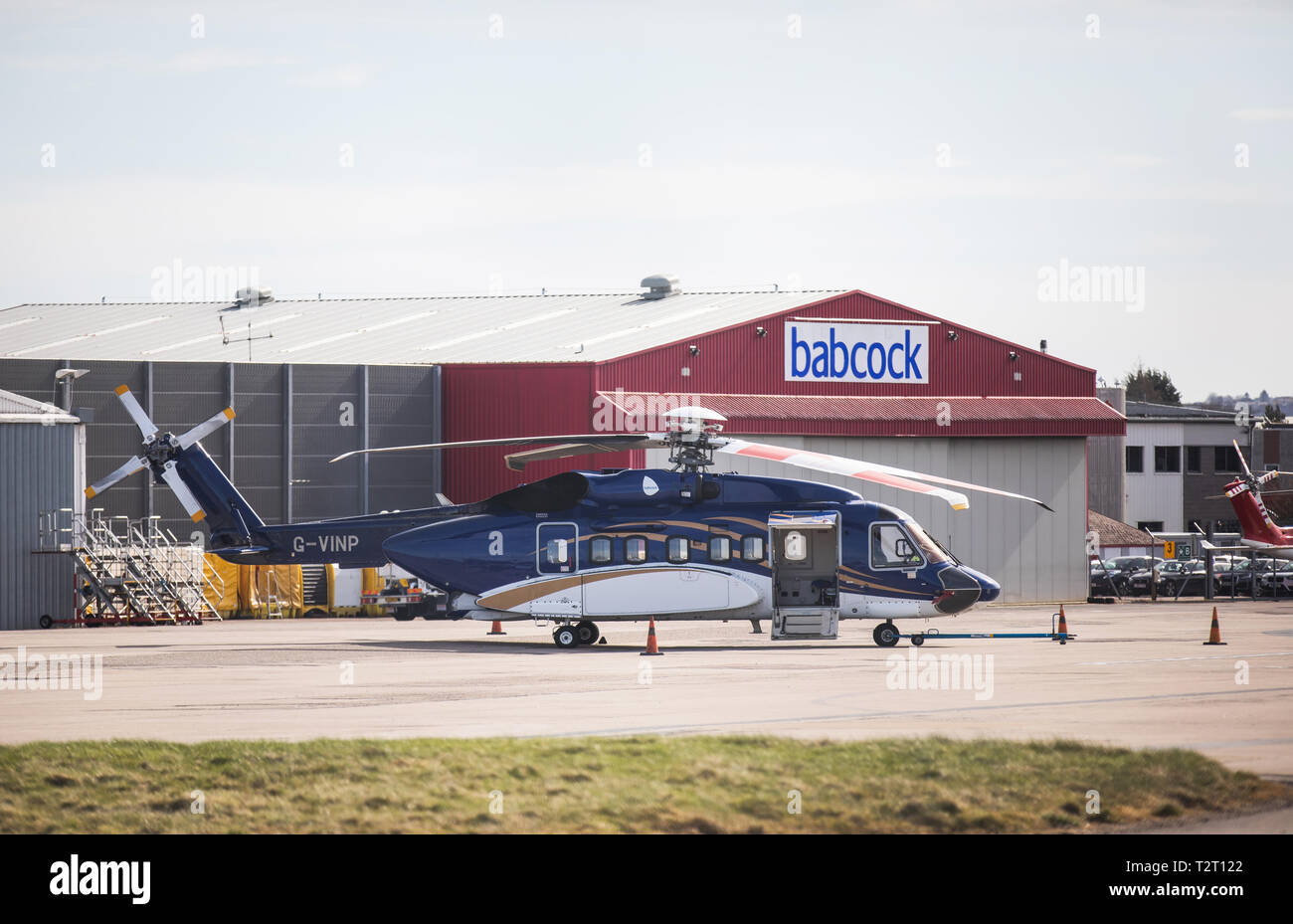 Un Babcock Sikorsky S-92 elicottero usato per il trasporto di olio dei lavoratori da e verso le piattaforme petrolifere nel Mare del Nord, raffigurato all'Aeroporto di Aberdeen, Scozia, Regno Unito. Foto Stock