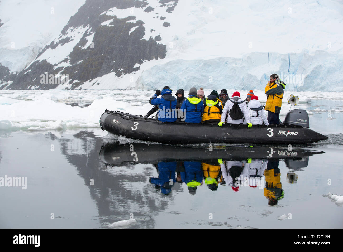 I turisti provenienti da un'Antartide la nave di crociera, crociera zodiac a Gerrard Bay, Lemaire Channel, Antartico peninsulare. Foto Stock