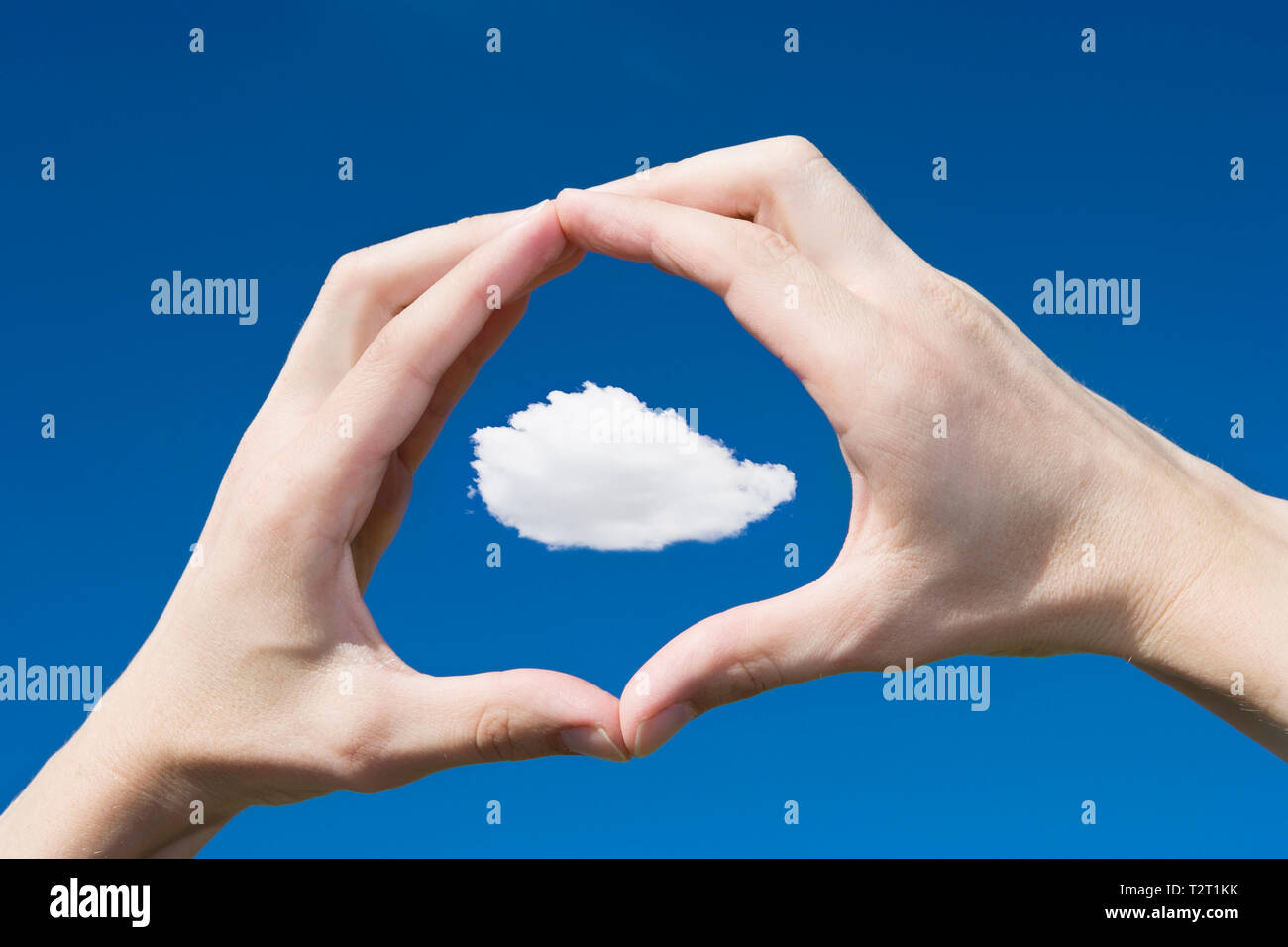 Un uomo caucasico incorniciare una nuvola nelle sue mani Foto Stock