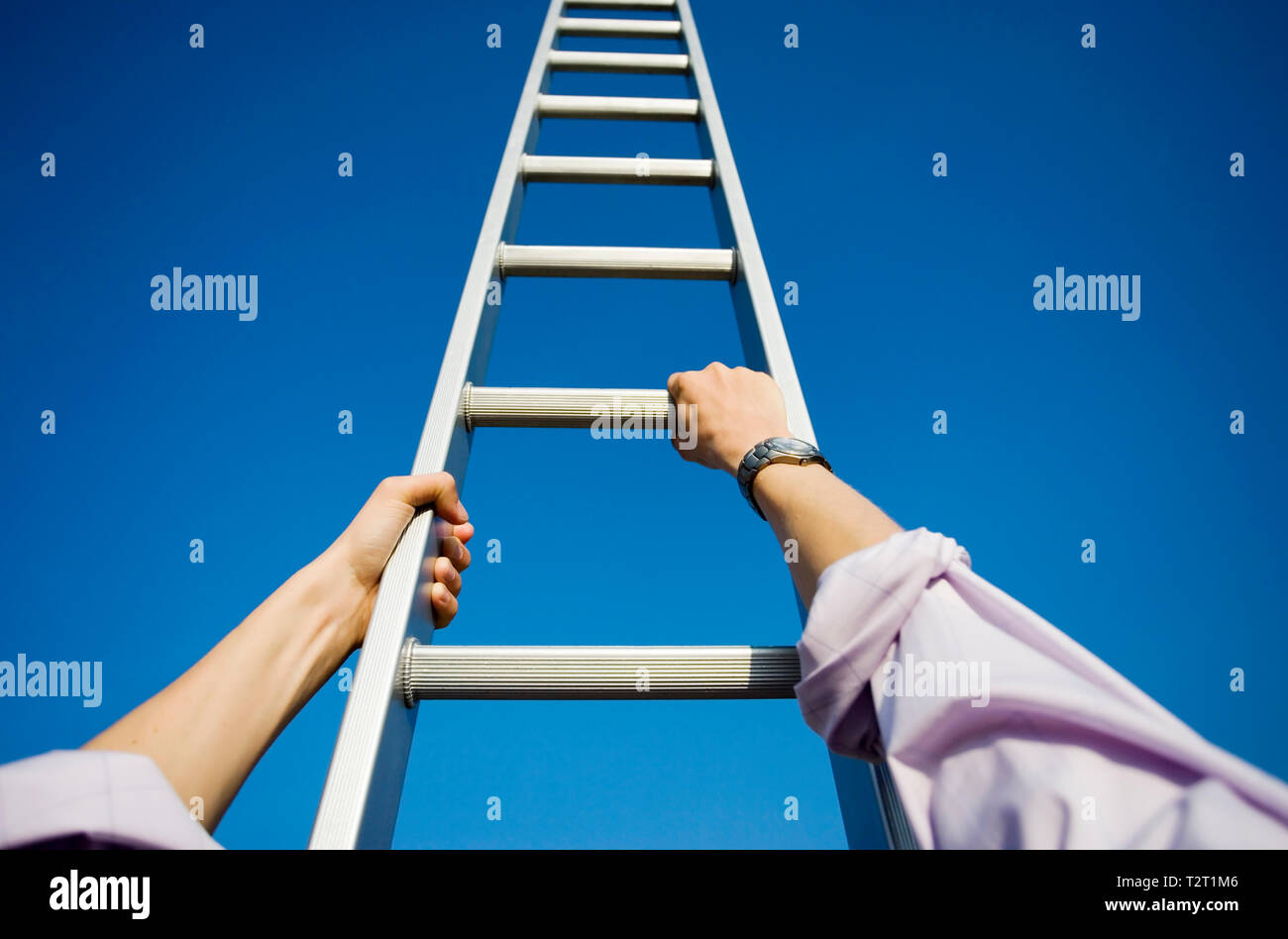 Punto di vista personale di un imprenditore salendo una scala a pioli Foto Stock