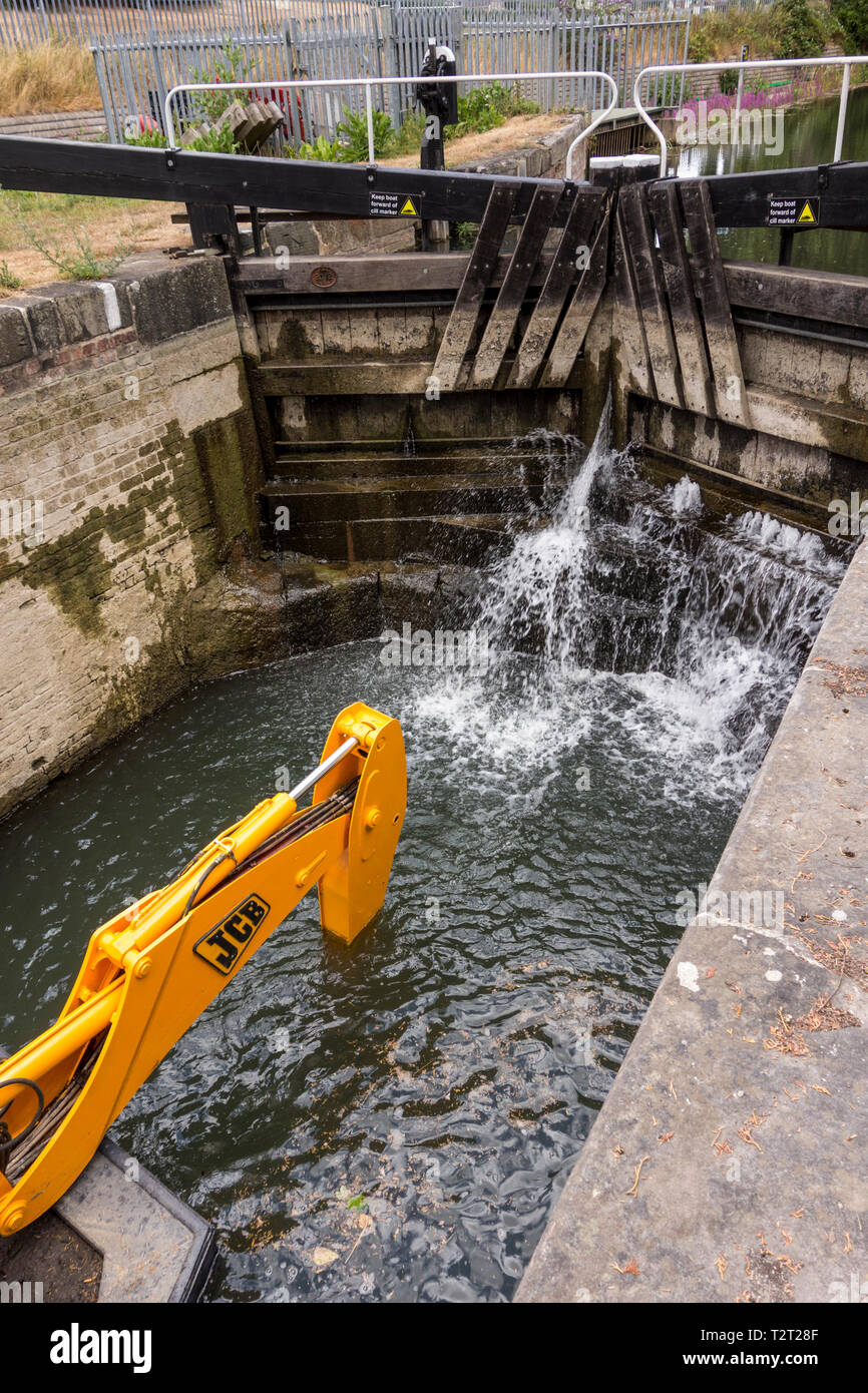 Appositamente adottata JCB escavatore in navigazione Stroudwater canal, Stroud, Gloucestershire, Regno Unito Foto Stock