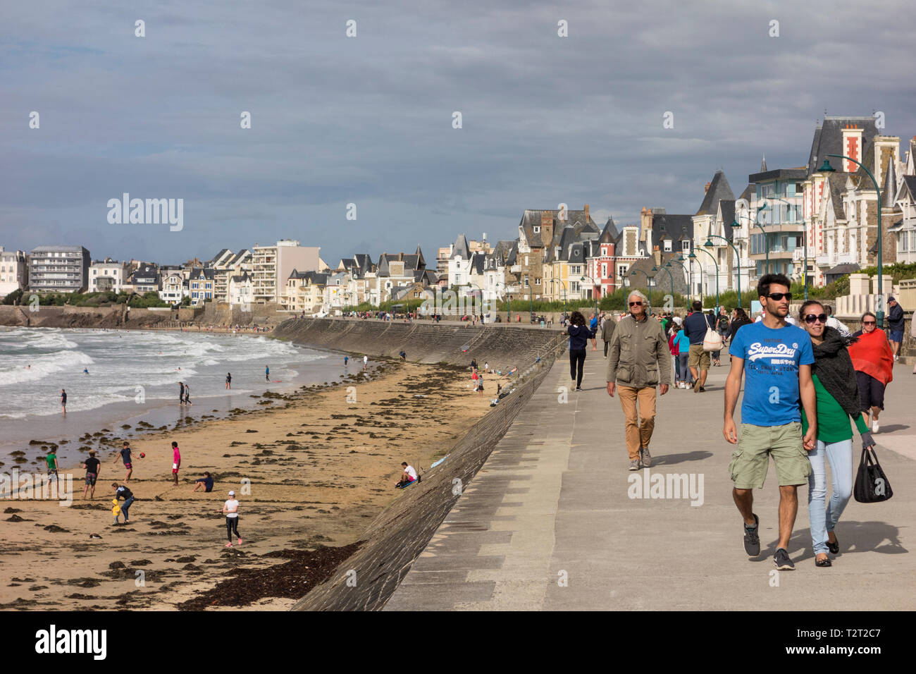 La gente camminare lungo la passeggiata sul lungomare. Saint Malo, Bretagna Francia Foto Stock