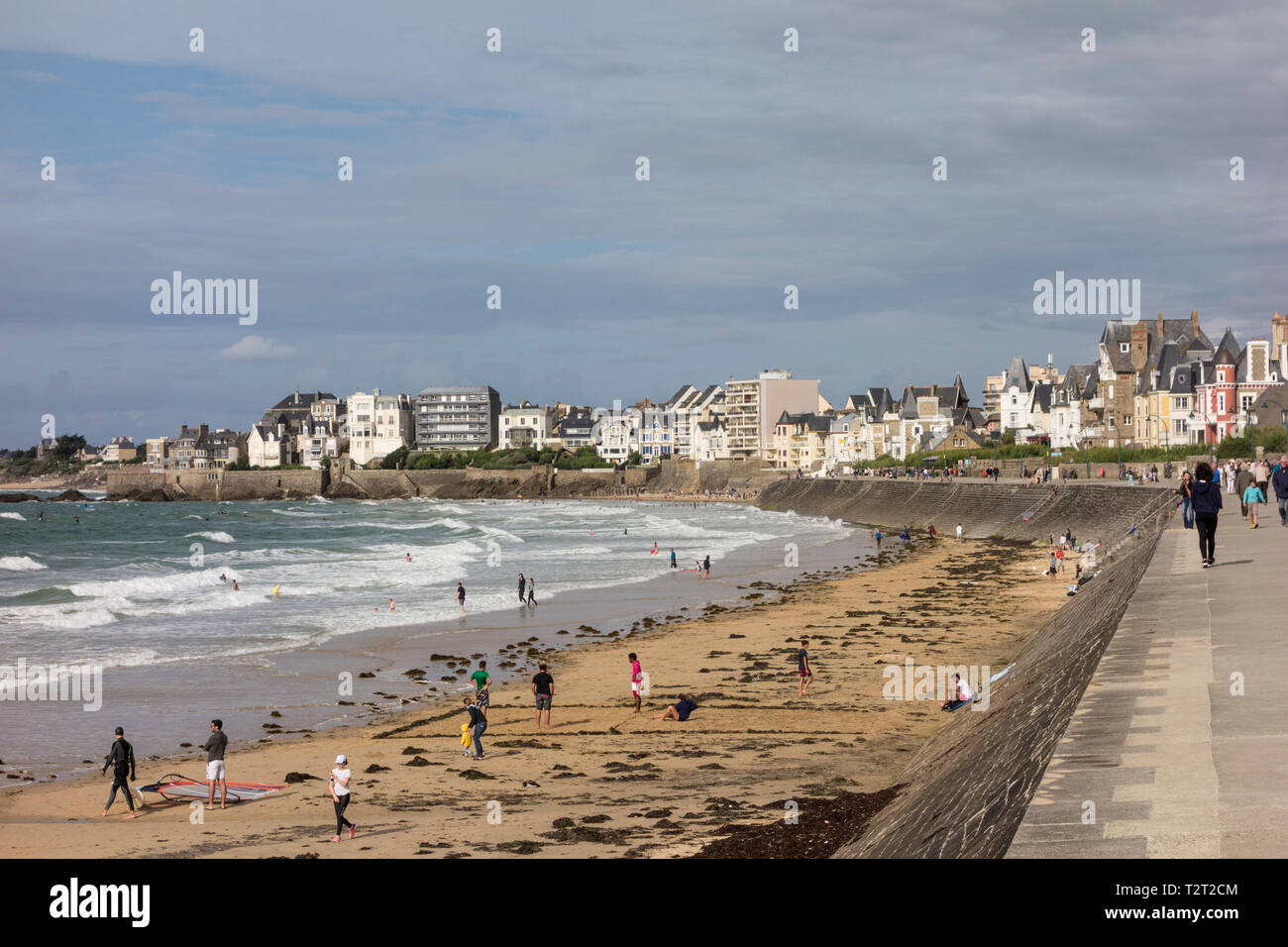 La gente camminare lungo la passeggiata sul lungomare. Saint Malo, Bretagna Francia Foto Stock