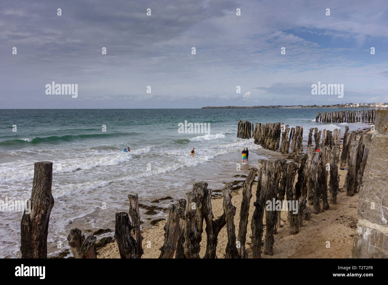 Vista del mare e pennelli lungo la passeggiata sul lungomare, Saint Malo, Bretagna Francia Foto Stock