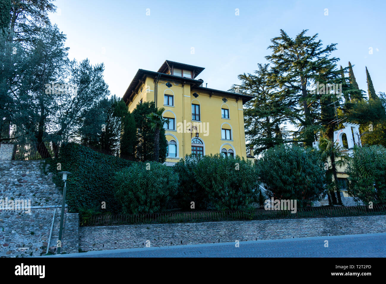 Bellissima villa gialla della cantante greca Maria Callas,penisola di Sirmione sul Lago di Garda, Italia Foto Stock