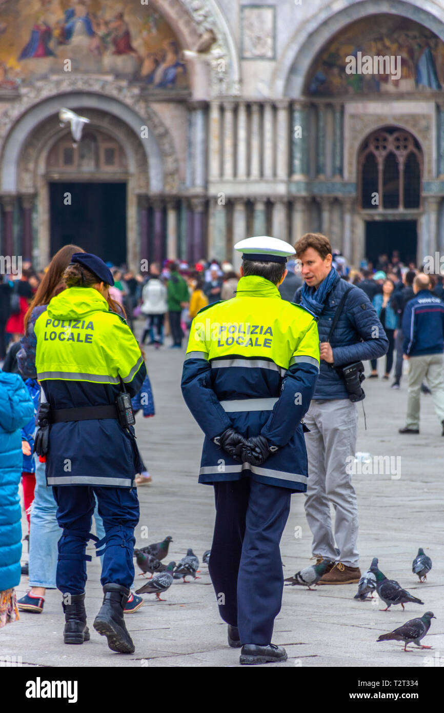 La polizia italiana in Piazza San Marco. Venezia Foto Stock