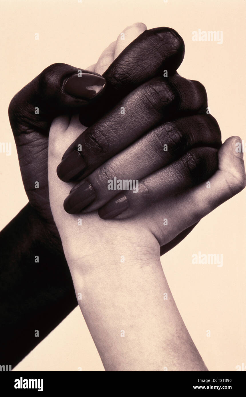 La mano nera e bianca agitare a mano Foto Stock