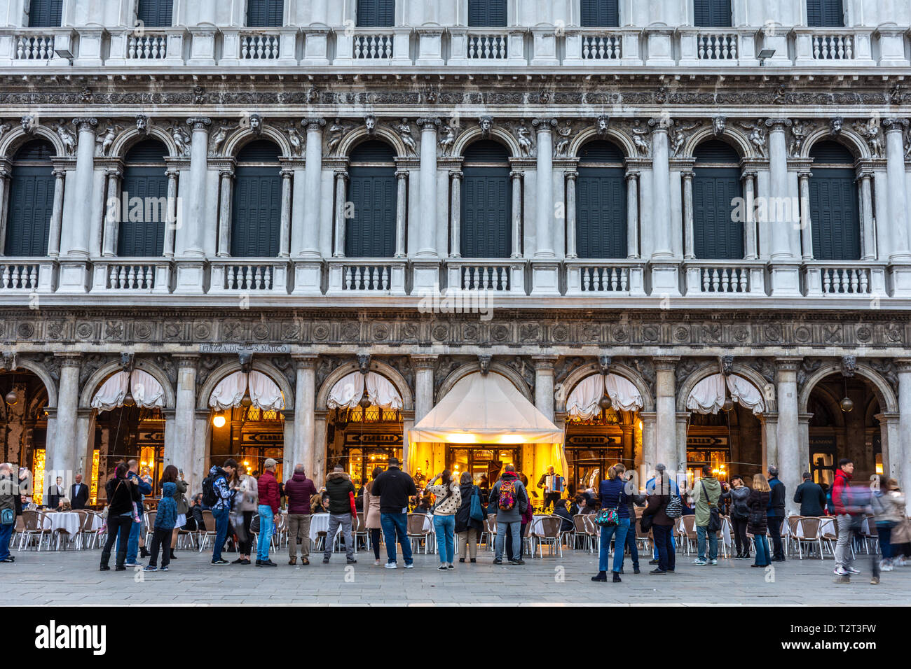 Caffe Florian, coffee house, situato in piazza San Marco, Venezia, è stato istituito nel 1720, ed è la più antica casa di caffè in funzionamento continuo Foto Stock