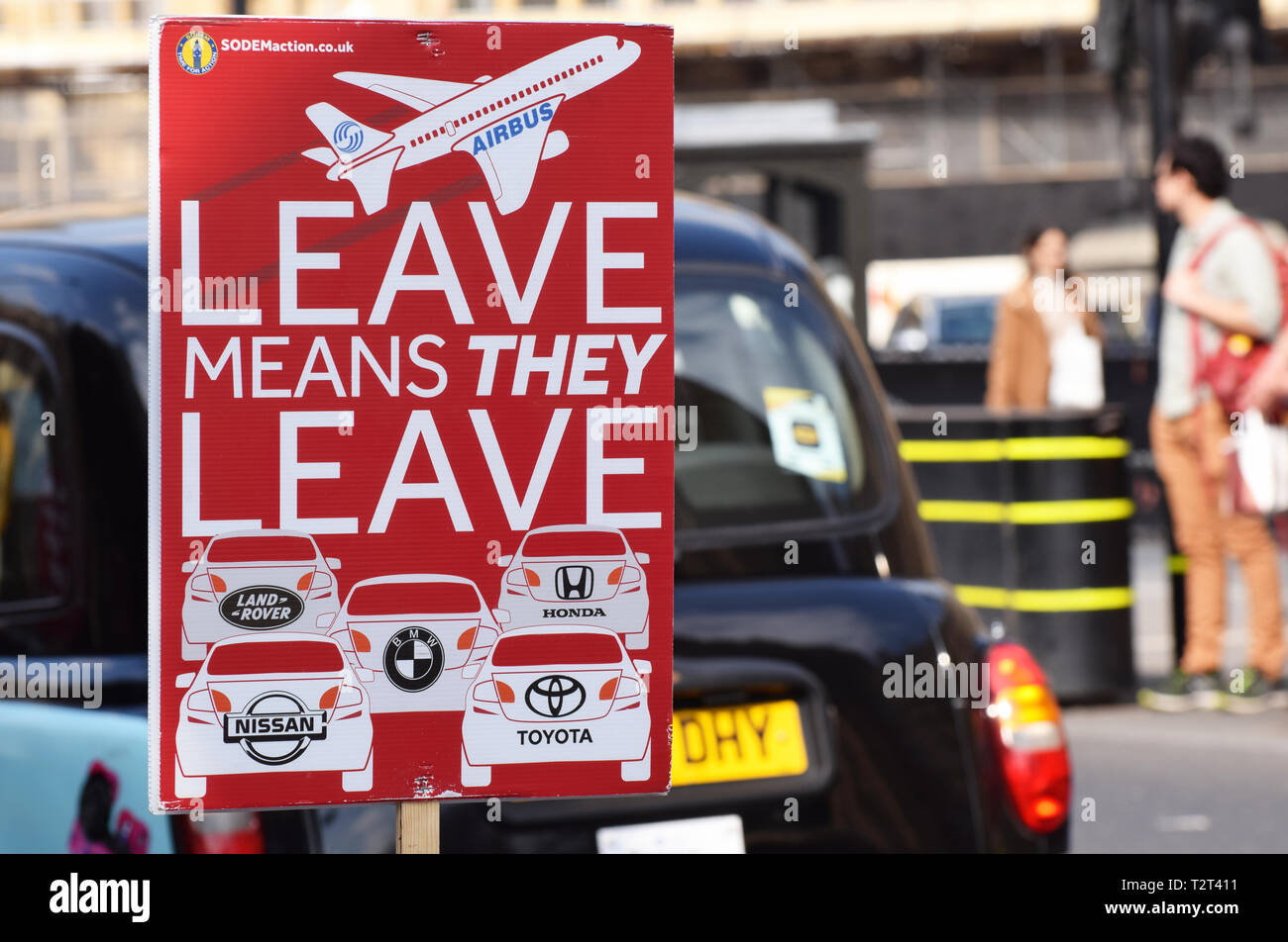 Anti Brexit sign in Westminster London REGNO UNITO dichiarando che se il Regno Unito lascia l'UE grandi datori di lavoro come aria Bus, Honda, Nissan, BMW lascerà il Regno Unito Foto Stock