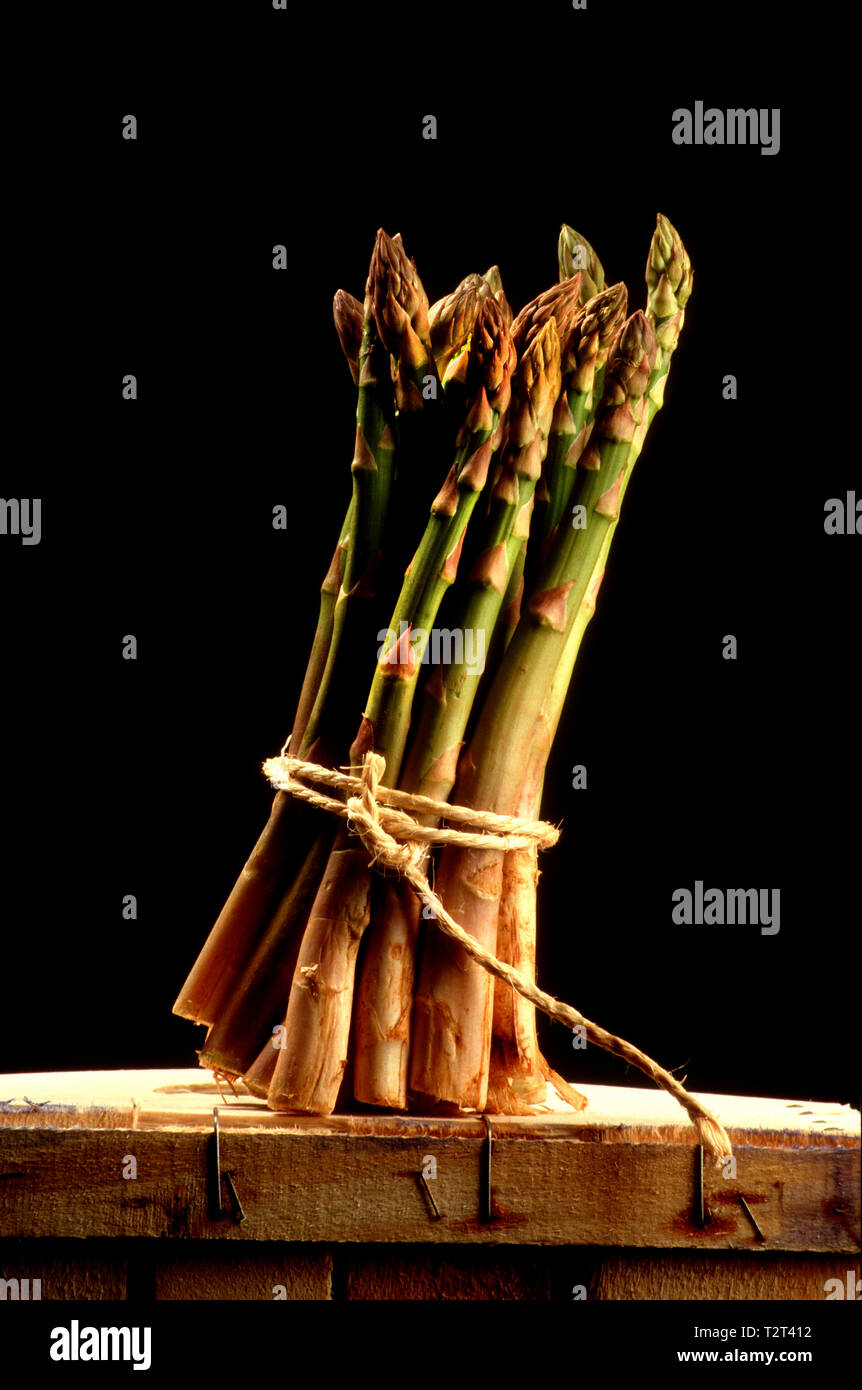 Close up di un mazzetto di asparagi legati da una stringa Foto Stock