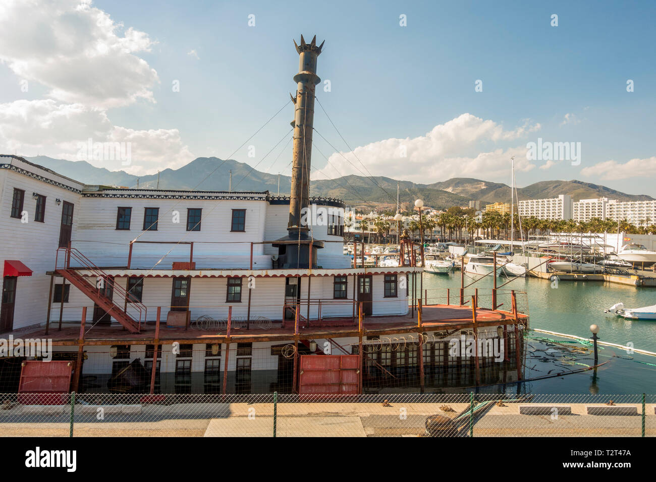 La Mississippi battello a vapore "Willow" metà sunken, legato fino alla marina di Puerto Benalmadena. Porta. Andalusia, Spagna. Foto Stock