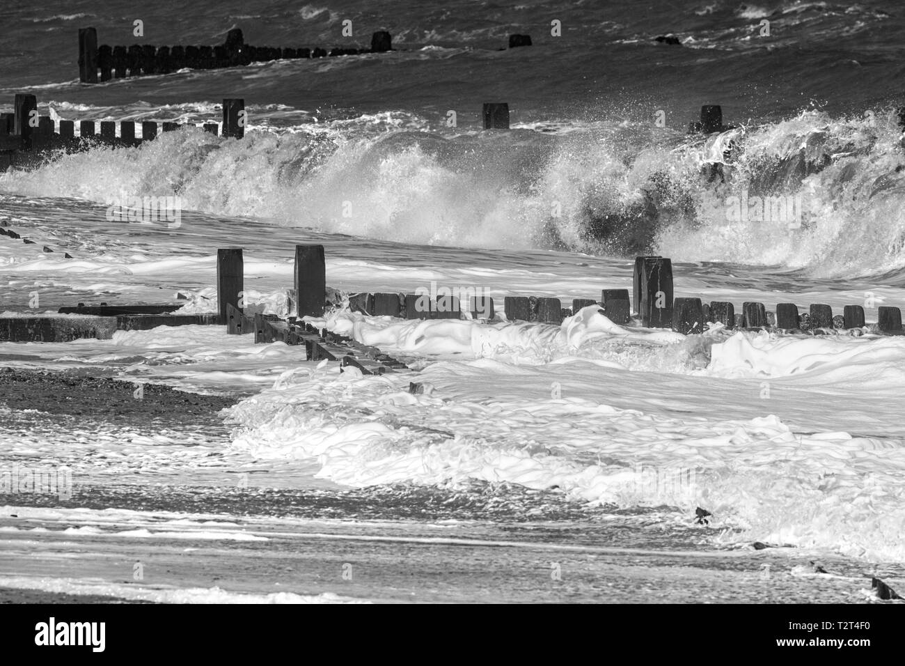 La scultura del mare, le onde che si infrangono e forte acqua Foto Stock