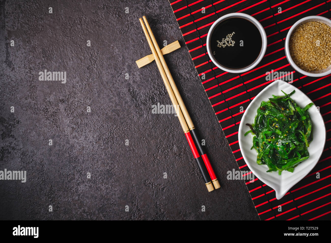 La cucina giapponese Chuka Insalata di alghe marine. Asian giapponese messa in tavola. Foto Stock