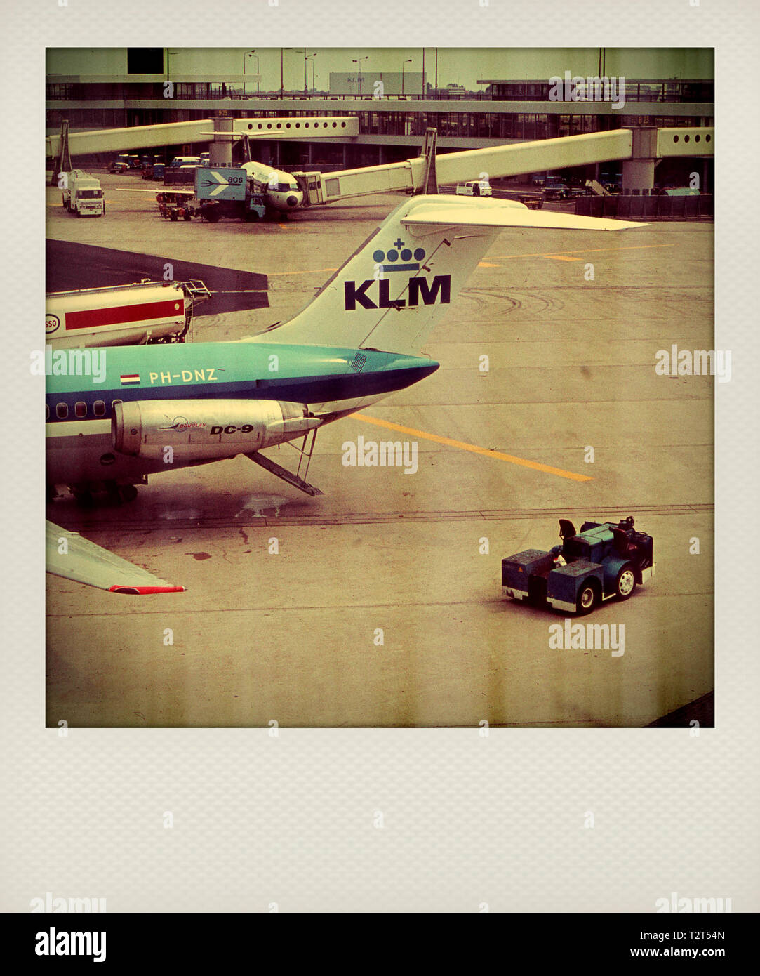 Effetto Polaroid, gli aerei KLM sono serviti sulla pista dell'aeroporto Schiphol di Amsterdam durante gli anni '1970 Paesi Bassi Foto Stock