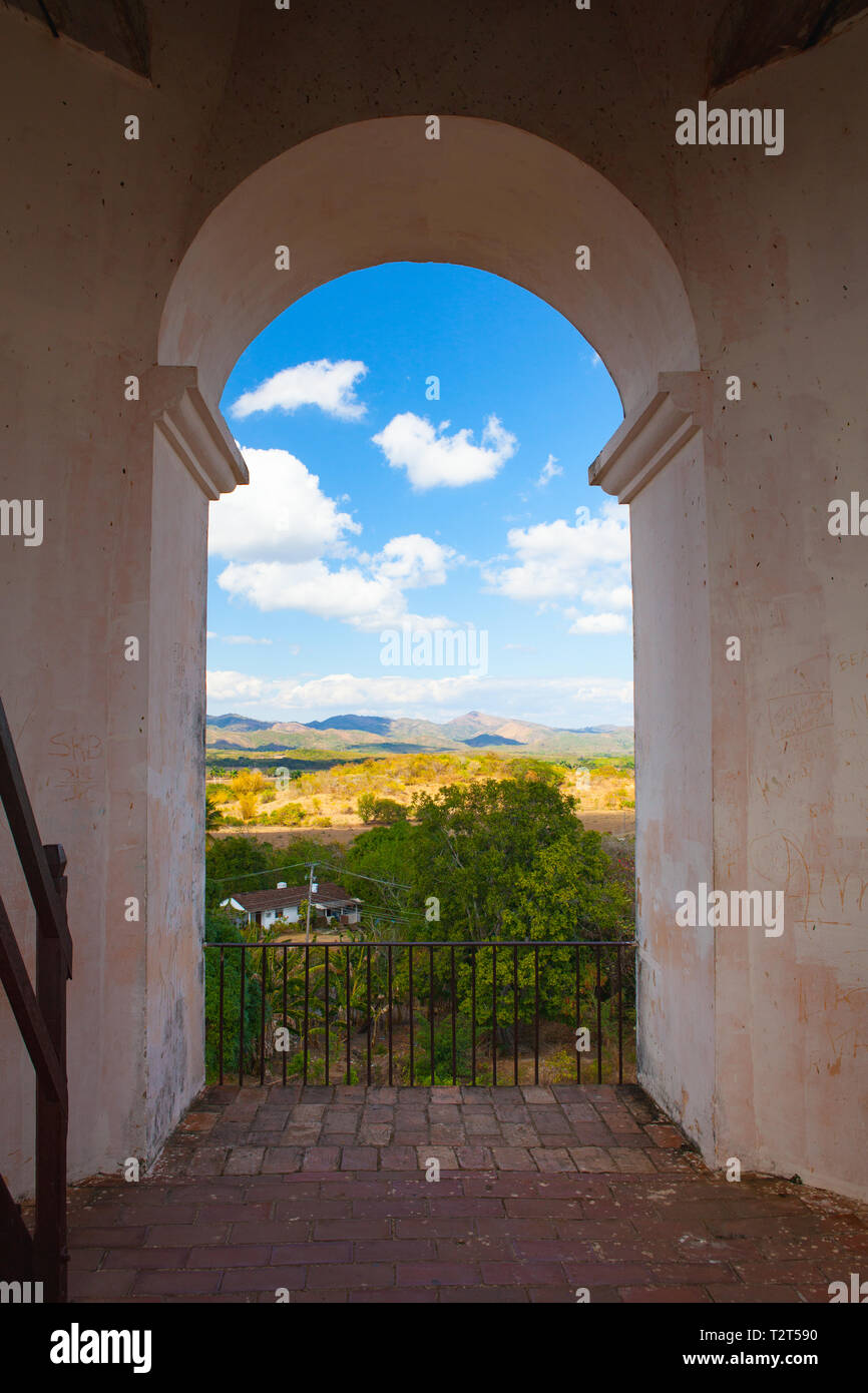 Vista dalla cima Manaca Iznaga vecchia torre di schiavitù vicino a Trinidad, Cuba. Il Manaca Iznaga Tower è il più alto della torre di vedetta mai costruito nel Caribbea Foto Stock