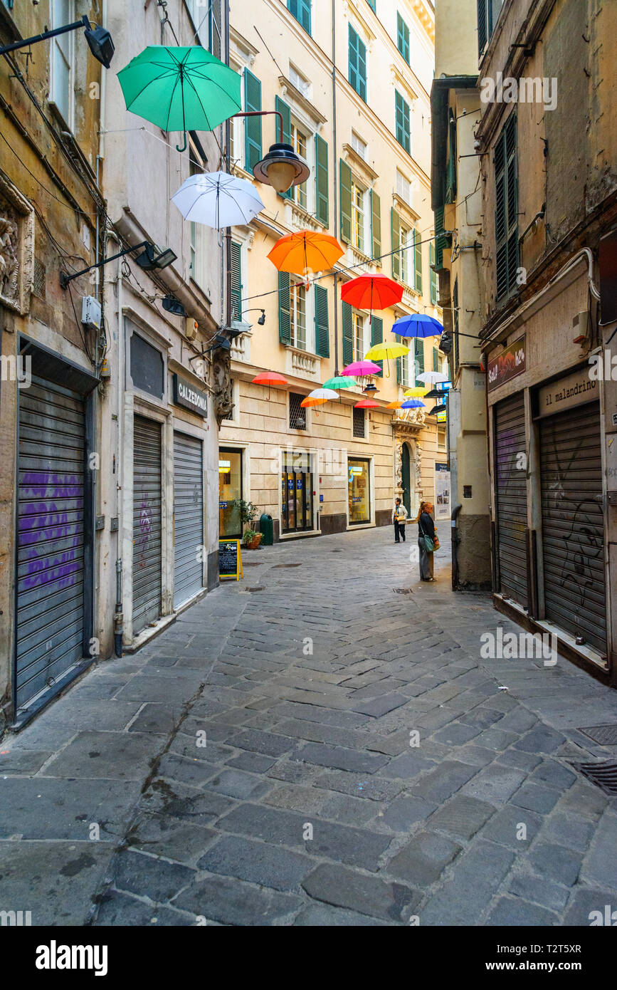 Genova, Italia - 14 Ottobre 2018: multicolore di ombrelli aperti su strada  stretta nella città vecchia Foto stock - Alamy