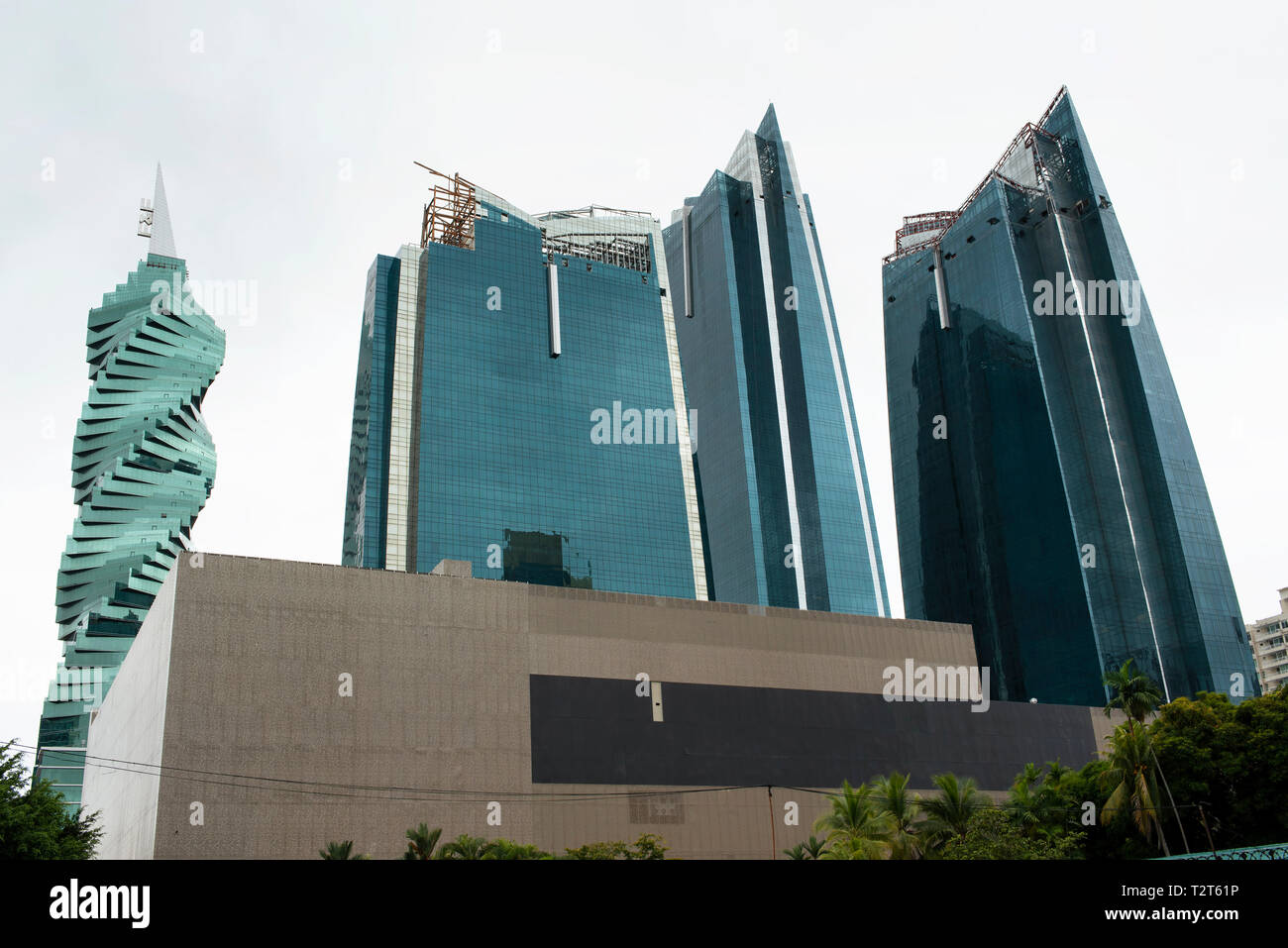 Architettura moderna con edifici per uffici (da sinistra a destra): F&F Torre e SOHO Mall torri. Panama City, America centrale. Ott 2018 Foto Stock