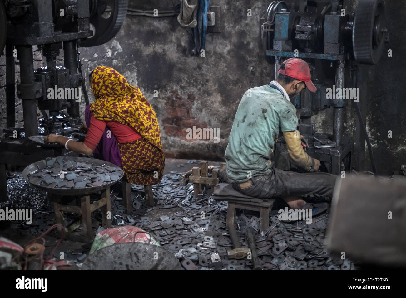Giovane lavora in officine di carpenteria metallica, Zinzira distretto, Keraniganj, Dhaka, Bangladesh. Nessuna protezione, alle donne. Foto Stock