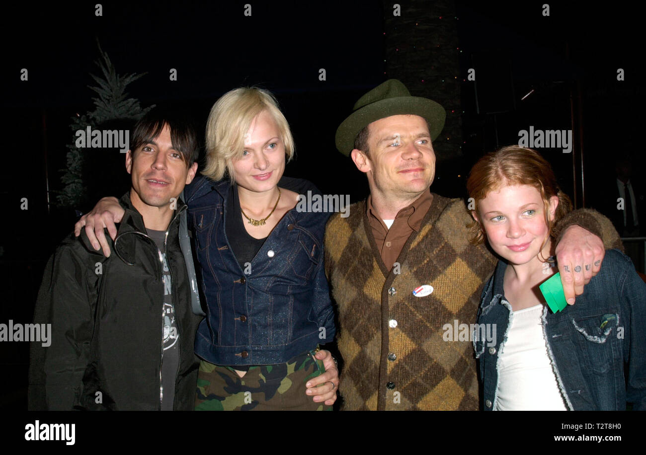 LOS ANGELES, CA. Novembre 08, 2000: Red Hot Chili Peppers stelle FLEA  (destra) con la figlia, & Anthony Kiedis & ragazza del mondo premiere, in  città universale, del Dott. Seuss' come il