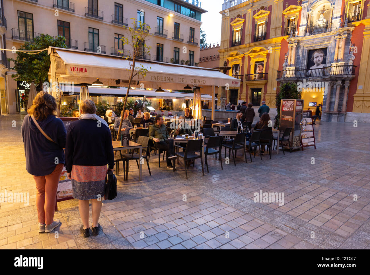 Il ristorante Malaga - persone mangiare al fresco in un ristorante la sera, Plaza del Obispo, Malaga città vecchia, Malaga Andalusia Spagna Europa Foto Stock