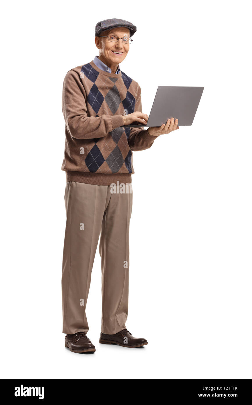 A piena lunghezza Ritratto di un uomo anziano in piedi con un computer portatile e guardando la telecamera isolata su sfondo bianco Foto Stock