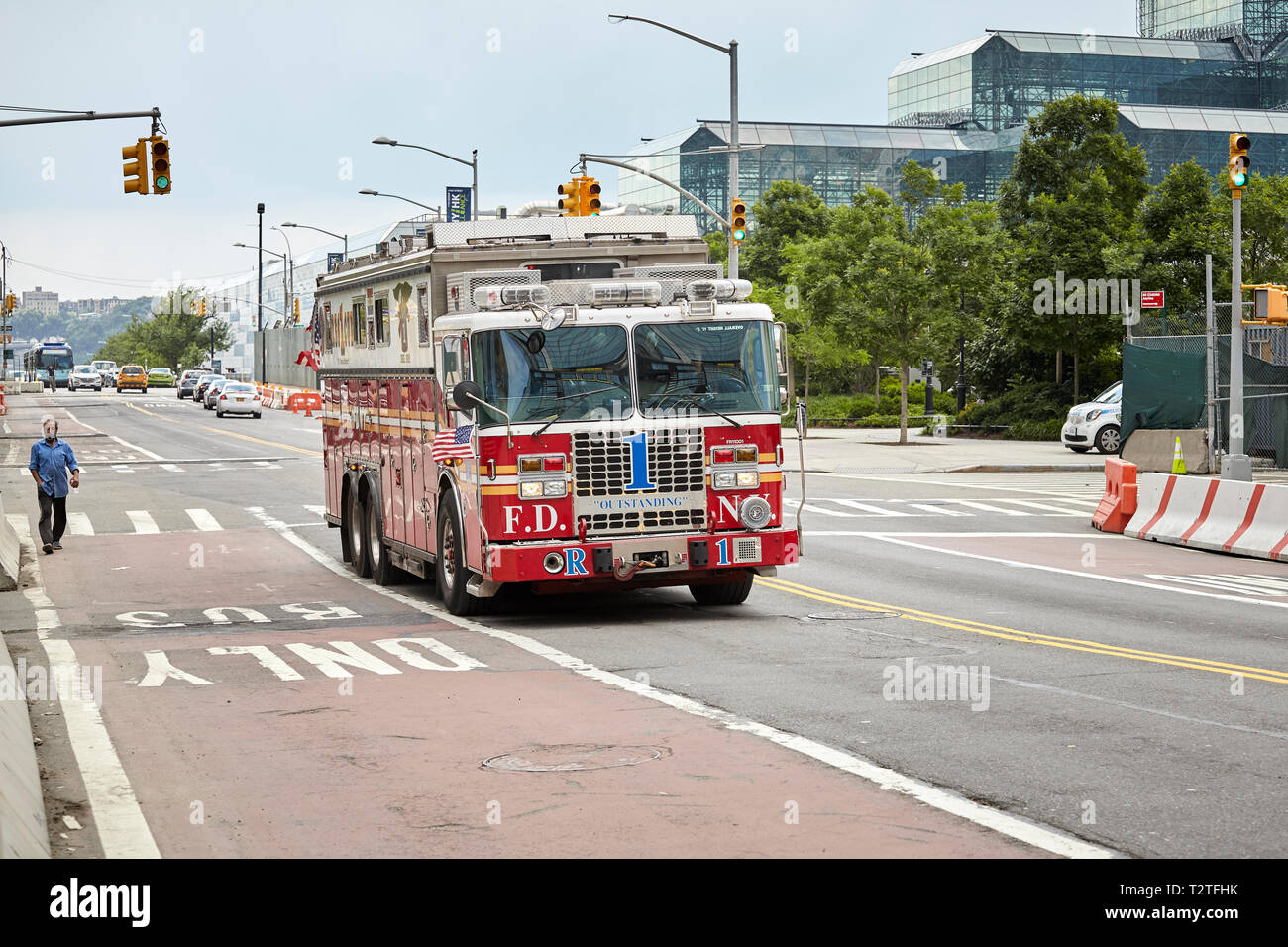 New York, Stati Uniti d'America - 28 Giugno 2018: New York City Fire Department rescue carrello su una strada di Manhattan. Foto Stock