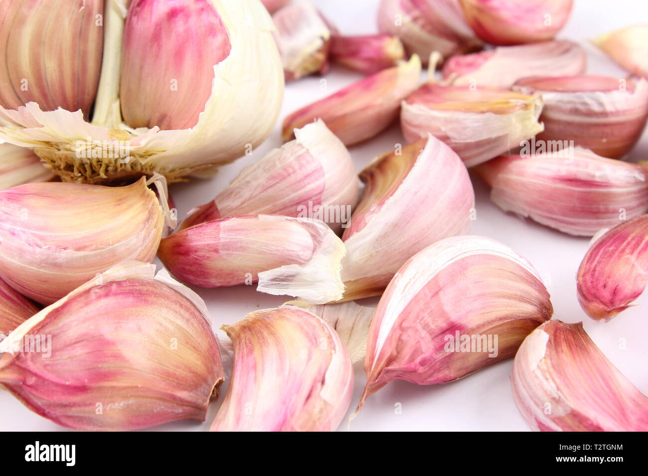 Composizione di spicchi di aglio su sfondo bianco Foto Stock