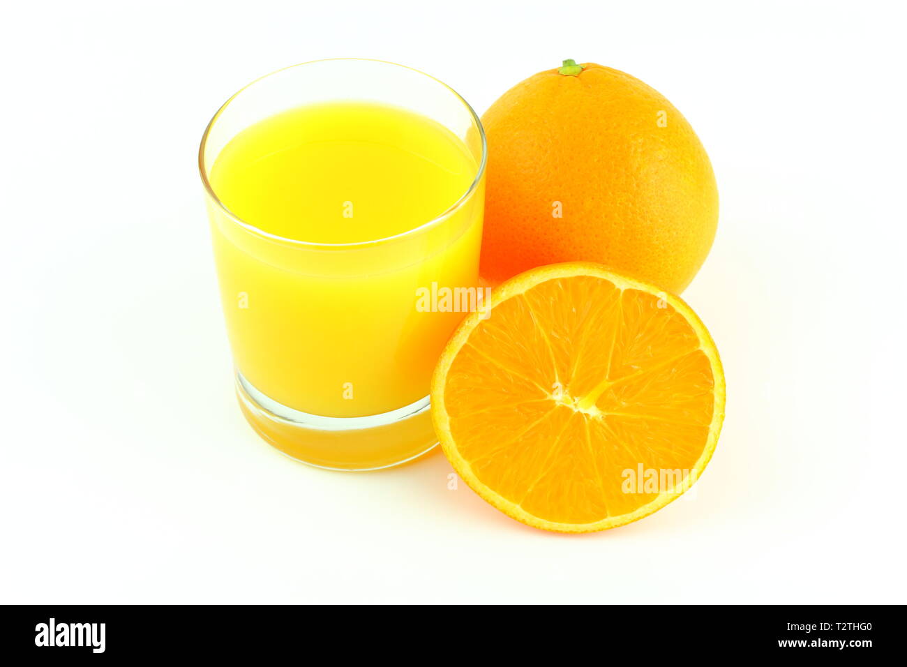 Composizione di un bicchiere di succo di arancia e freschi frutti di colore arancione isolato su uno sfondo bianco Foto Stock