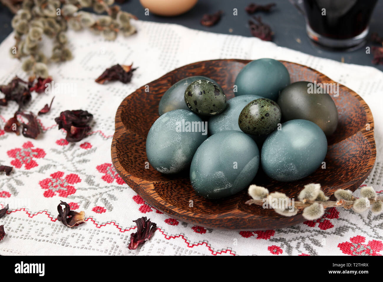 Pasqua pollo e uova di quaglia su una piastra, verniciato con tè di petali di rose Sudanese o hibiscus Foto Stock