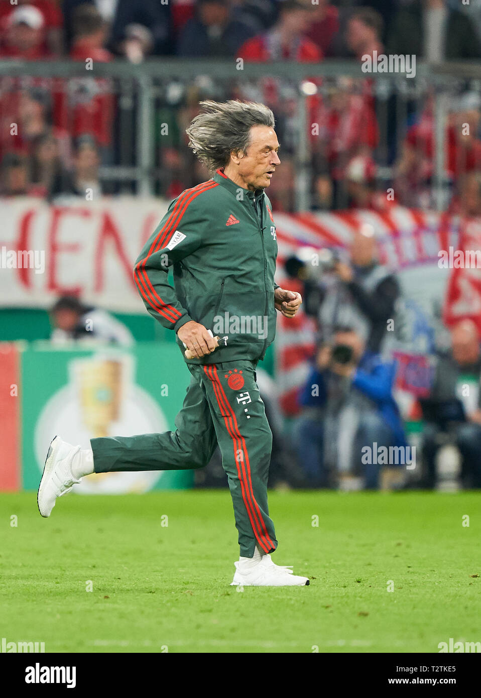 Monaco di Baviera, Germania. 03 apr, 2019. Il dott. Hans-Wilhelm Müller-Wohlfahrt, FCB Mannschaftsarzt, correre, correre, sprint, jogging, prestazioni, start, FC Bayern Monaco - 1.FC HEIDENHEIM 5-4 DFB-Pokal il calcio tedesco Trophy , Monaco di Baviera, 03 aprile 2019 la stagione 2018/2019, calcio, München, Quarterfinal, Viertelfinale © Peter Schatz / Alamy Live News Foto Stock