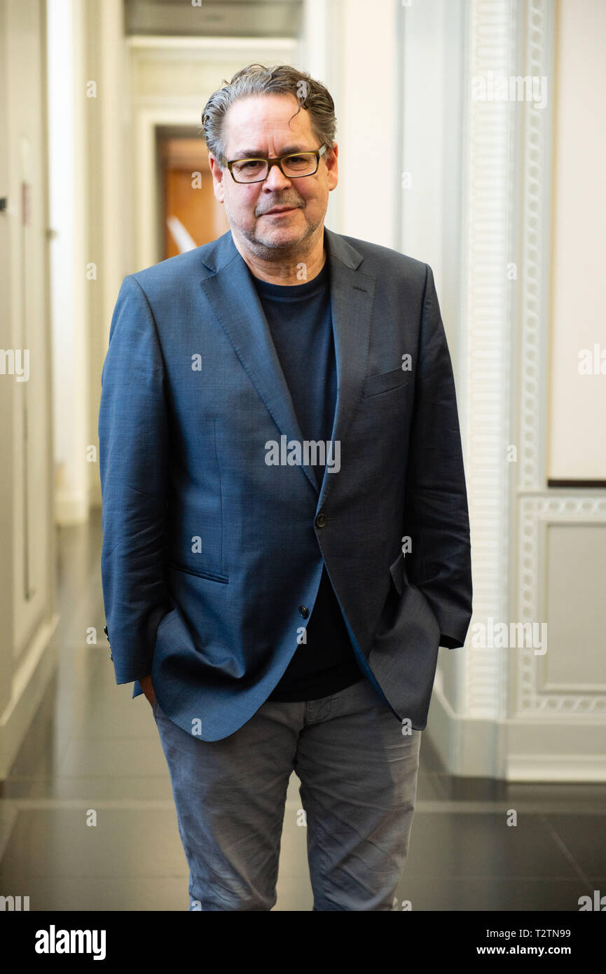 Berlino, Germania. 04 apr, 2019. Udo Kittelmann, direttore della Galleria Nazionale, sorride nel museo. Credito: Lisa Ducret/dpa/Alamy Live News Foto Stock
