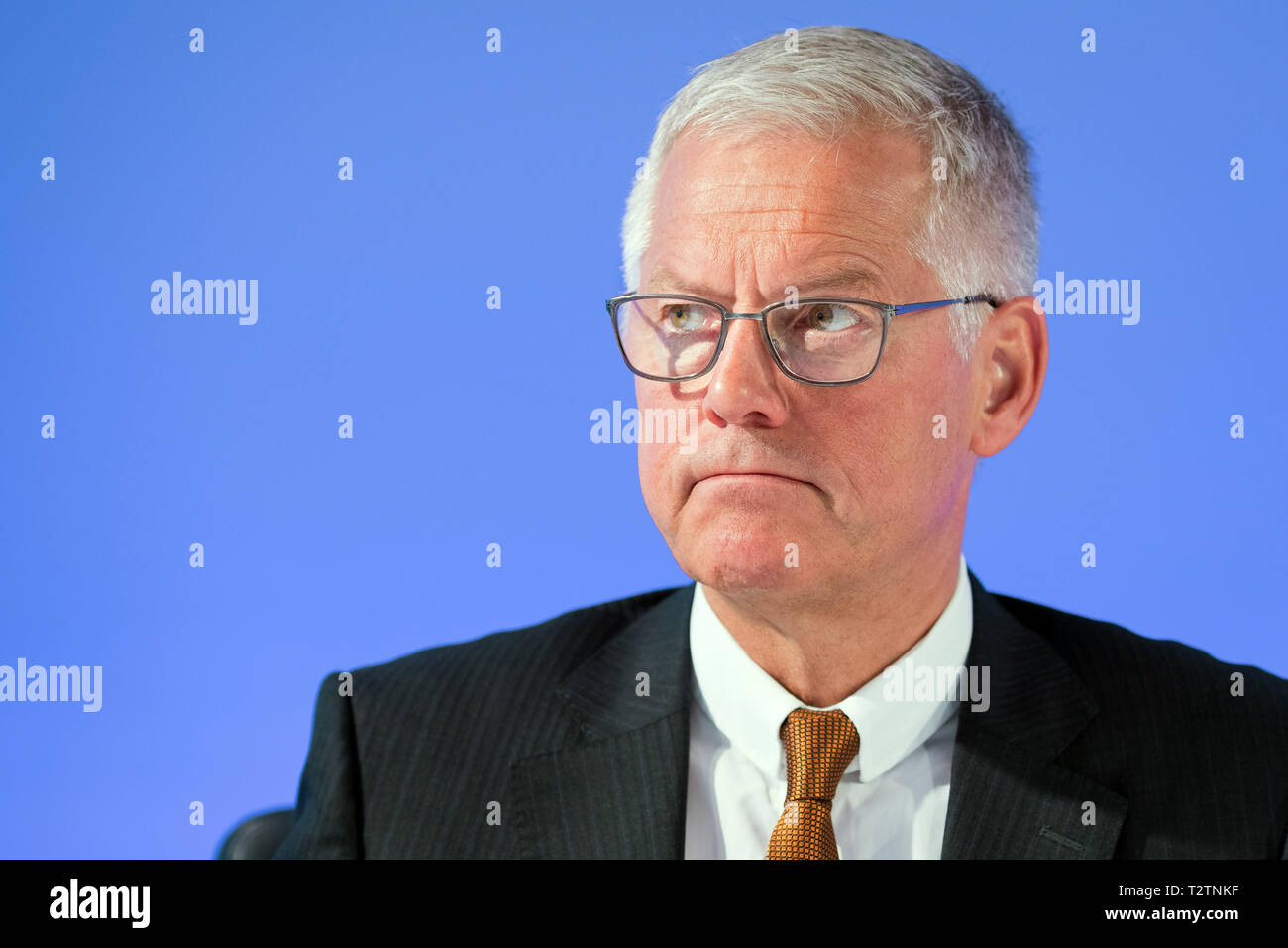 Hannover, Germania. 04 apr, 2019. Christoph Schulz, membro del consiglio di amministrazione della Norddeutsche Landesbank NordLB responsabile per clienti privati e commerciali, fondazioni, S-gruppo di clienti e i servizi aziendali, partecipa a una conferenza stampa. Il travagliato della Norddeutsche Landesbank ha chiuso il passato anno fiscale con una perdita di 2,3 miliardi di euro. Credito: Moritz Frankenberg/dpa/Alamy Live News Foto Stock