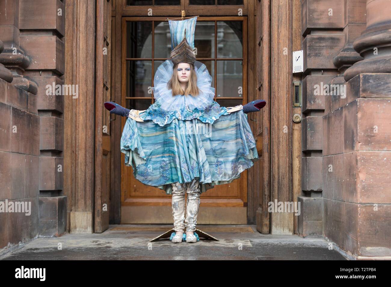 Edimburgo, Scozia, Regno Unito. 4 Apr 2019. Personaggi da molto amato di film per la famiglia sarà portato a vita come parte di una spettacolare vetrina di costumi creati dagli studenti in Edinburgh College of Art Performance Costume Show. Molte prestazioni costume diplomati sono andato a carriere di successo nel cinema, televisione e teatro. I laureati recenti hanno lavorato con i bambini blockbuster di Paddington 2, Disney's Artemis Fowl e Wes Anderson's Isle of Dogs. Credito: ricca di Dyson/Alamy Live News Foto Stock