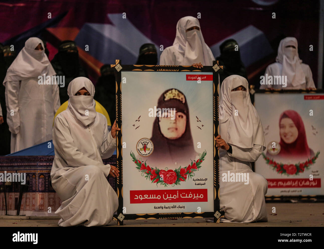 La città di Gaza, la striscia di Gaza, la Palestina. 4 apr, 2019. Donne mascherate membri combattenti della Jihad islamica di movimento in Palestina, durante la parata militare a Gaza city Credit: Dawoud Abo al Kas/Quds Net News/ZUMA filo/Alamy Live News Foto Stock