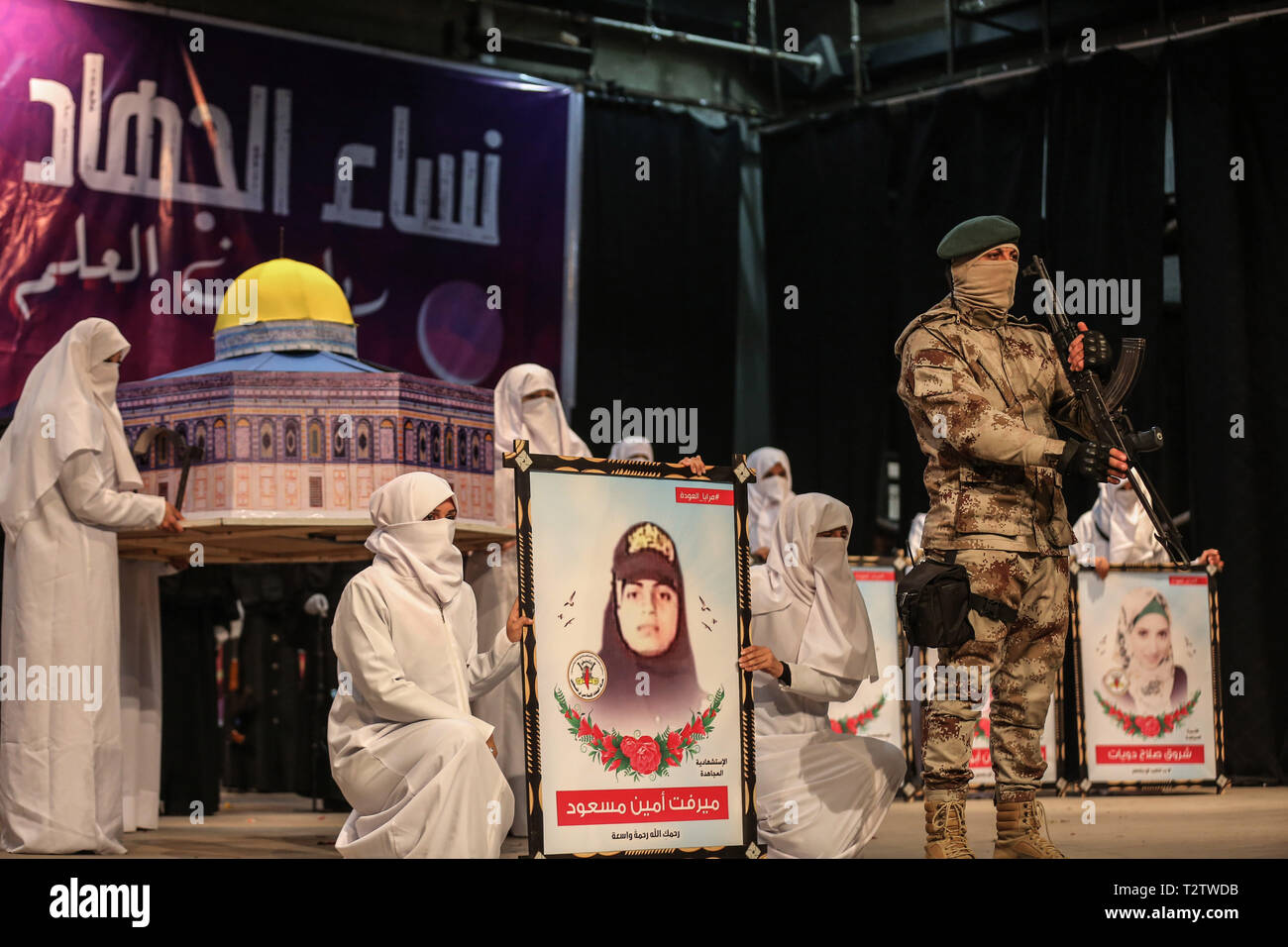 La città di Gaza, la striscia di Gaza, la Palestina. 4 apr, 2019. Donne mascherate membri combattenti della Jihad islamica di movimento in Palestina, durante la parata militare a Gaza city Credit: Dawoud Abo al Kas/Quds Net News/ZUMA filo/Alamy Live News Foto Stock