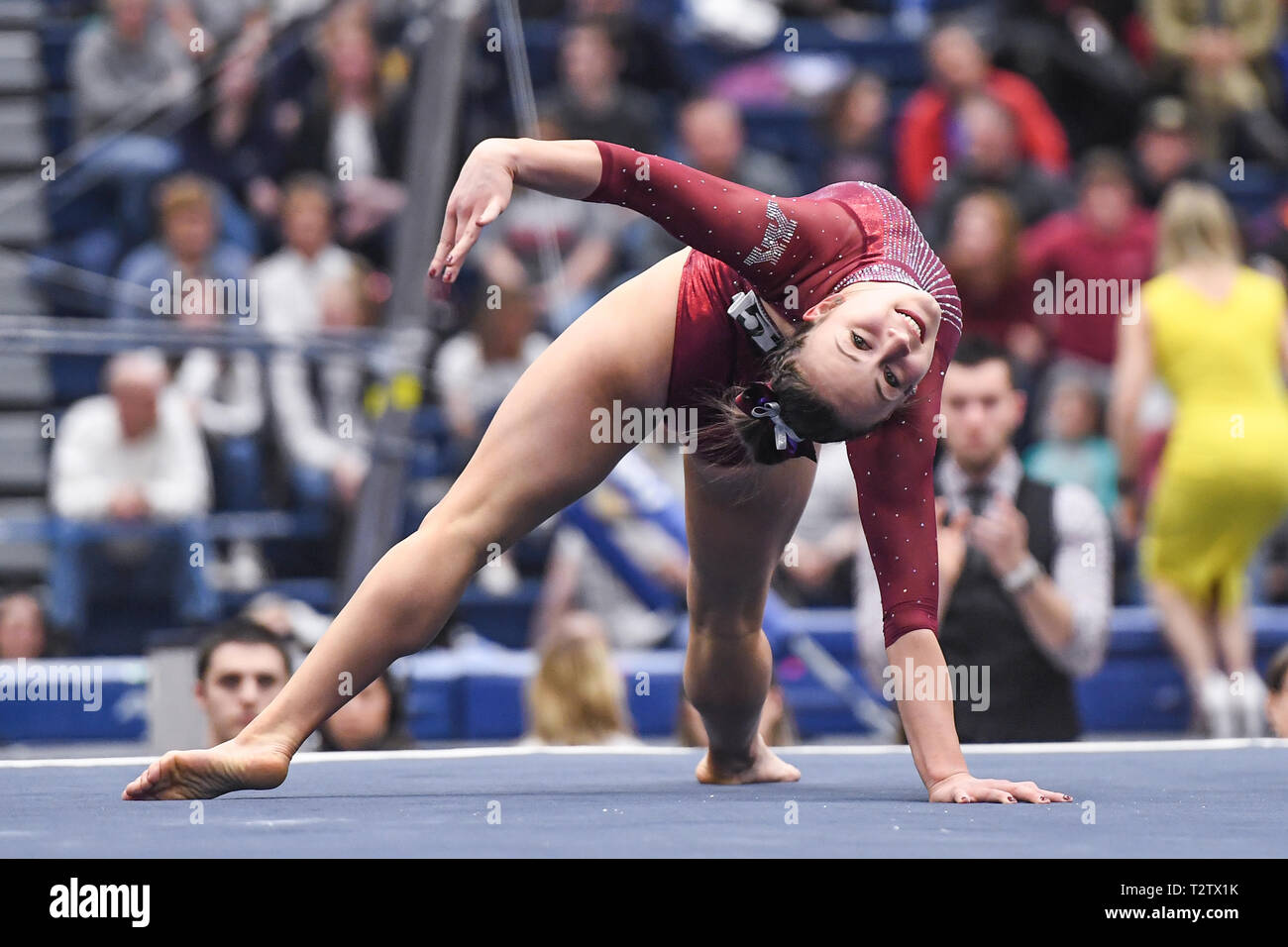 State College, Pennsylvania, USA. 23 Mar, 2019. LEXY RAMLER dalla University of Minnesota compete sul pavimento esercizio durante il concorso tenutosi presso la Penn State Rec Hall di State College, Pennsylvania. Credito: Amy Sanderson/ZUMA filo/Alamy Live News Foto Stock