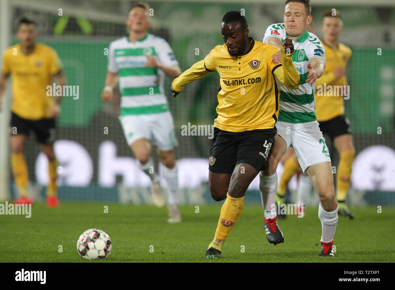 04 aprile 2019, il Land della Baviera, Fürth: Calcio: Seconda Bundesliga, SpVgg Greuther Fürth - dinamo Dresda, XXV Giornata al Sportpark Ronhof Thomas Sommer. Paolo Jaeckel (r) da Fürth combatte con Erich Berko dalla dinamo Dresda per la palla. Foto: Daniel Karmann/dpa - NOTA IMPORTANTE: In conformità con i requisiti del DFL Deutsche Fußball Liga o la DFB Deutscher Fußball-Bund, è vietato utilizzare o hanno utilizzato fotografie scattate allo stadio e/o la partita in forma di sequenza di immagini e/o video-come sequenze di foto. Foto Stock