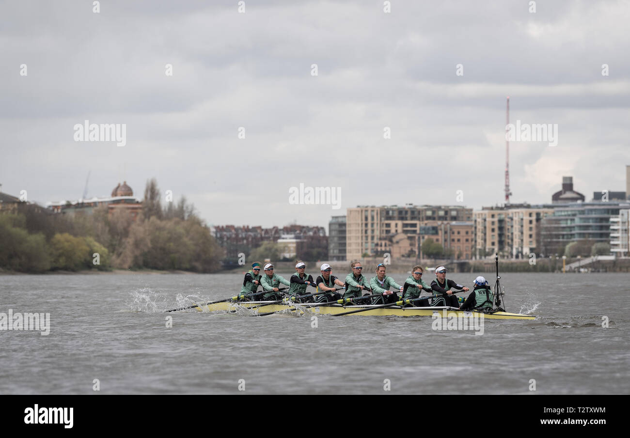 Londra, Regno Unito. 04 aprile 2019. Oxford e Cambridge Università equipaggi blu si impegnano a praticare gite in preparazione per questa Domenica la gara in barca. Nella foto: Cambridge University donna Boat Club (CUWBC) blu dell'equipaggio. Credito: Duncan Grove FRP/Alamy Live News. Foto Stock